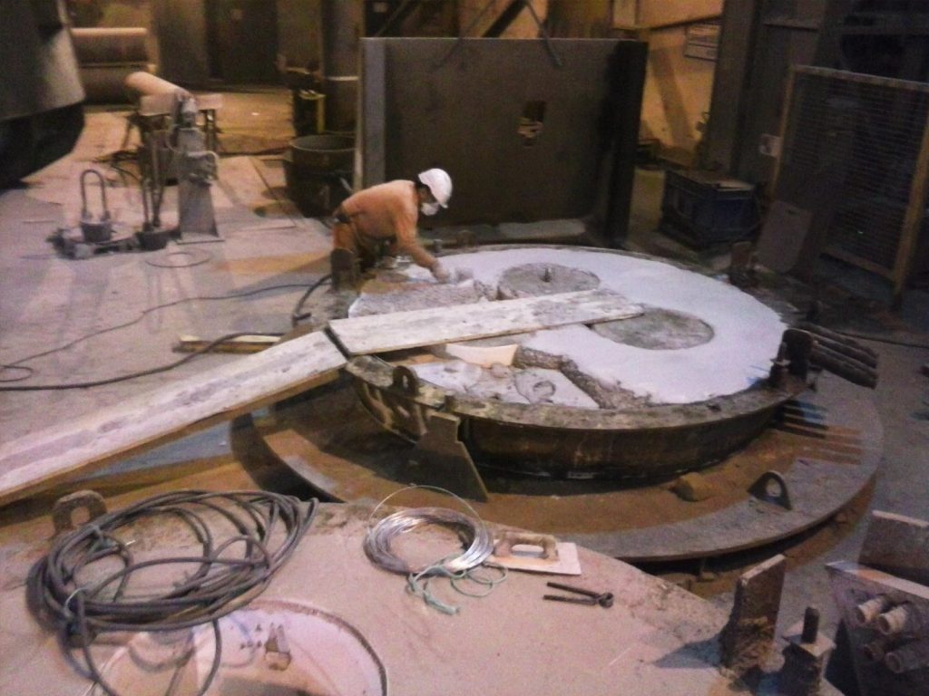 Construcción de centros de bóveda en masa o de ladrillo conformado para horno de arco eléctrico